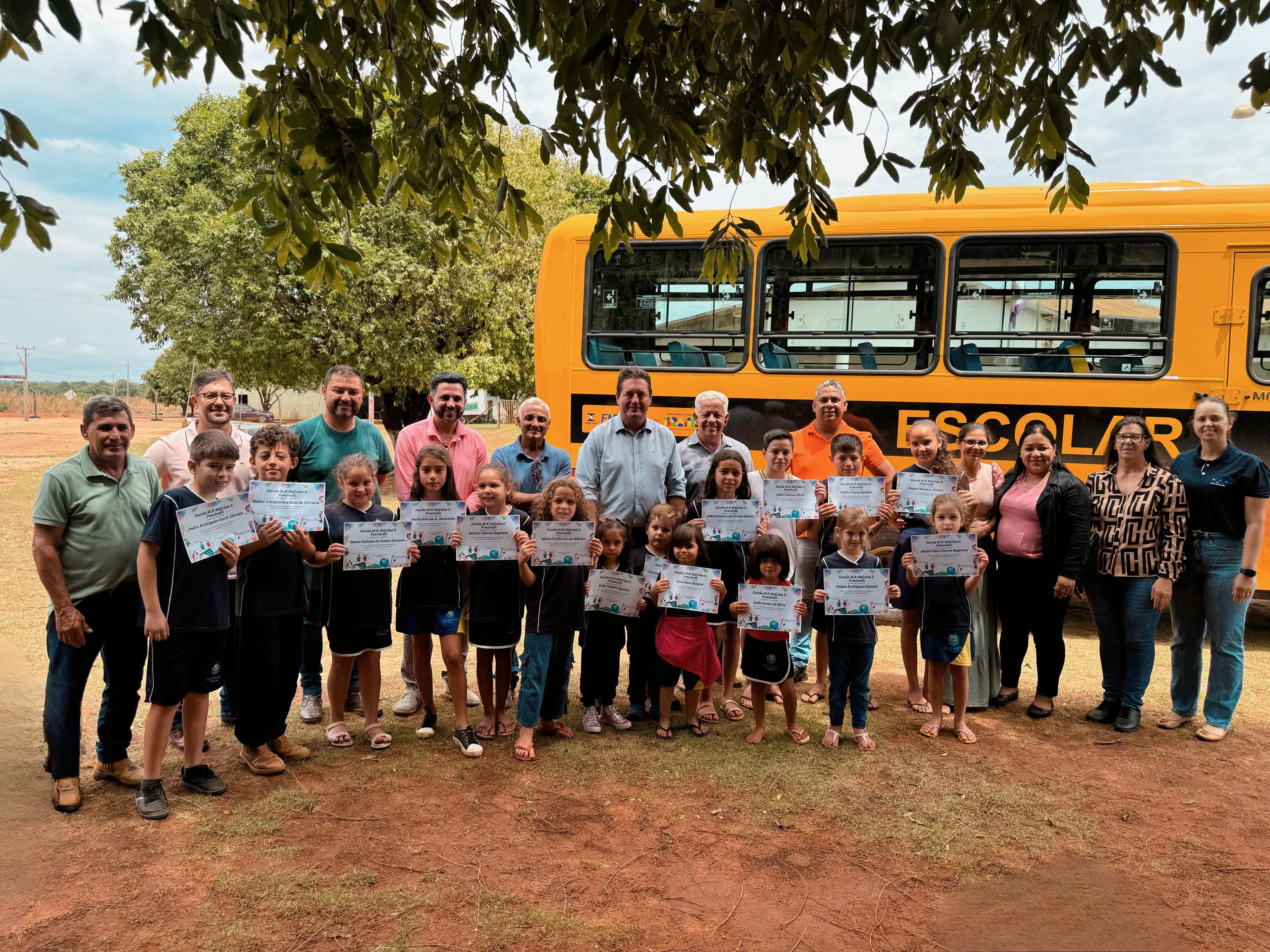 Vereadores prestigiam entrega de ônibus escolar e certificados no Assentamento ENA