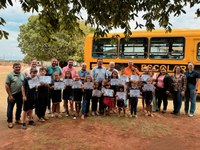 Vereadores prestigiam entrega de ônibus escolar e certificados no Assentamento ENA